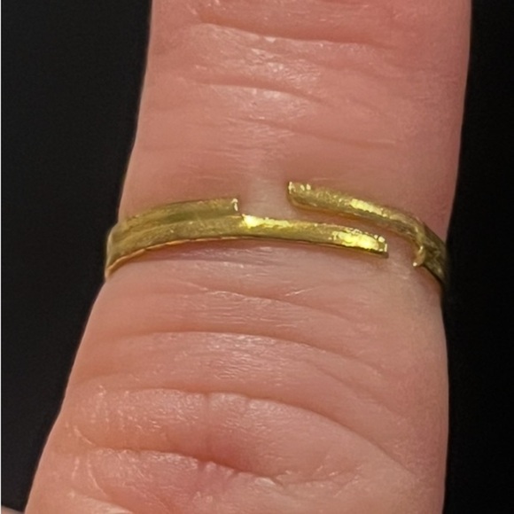 Adjustable Gold Tone Ring with Red Gemstone Size 7 - Picture 10 of 11